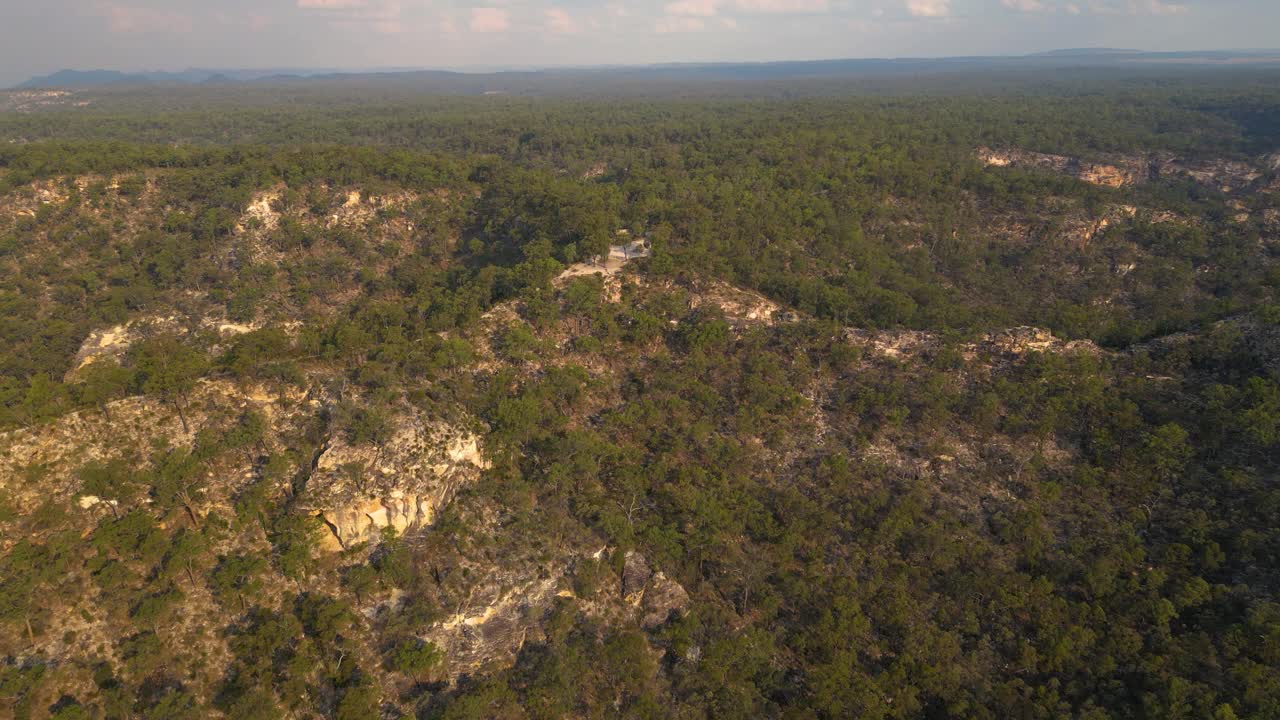 Avustralya, Queensland'deki Isla Gorge Milli Parkı yürüyüş parkurları üzerinde gün batımında havadan görünümler.