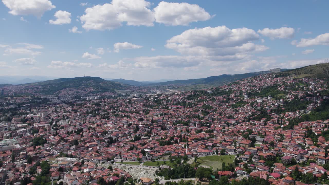 la extensa capital de sarajevo en bosnia y herzegovina