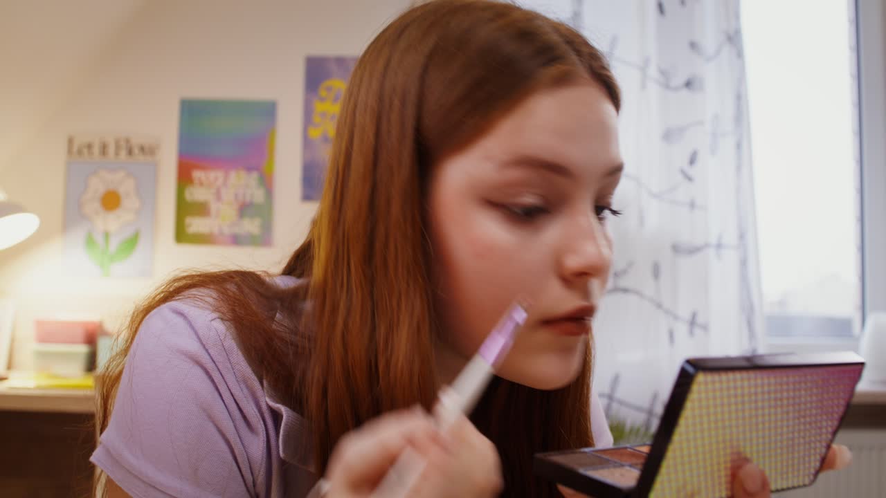una adolescente aplicando maquillaje