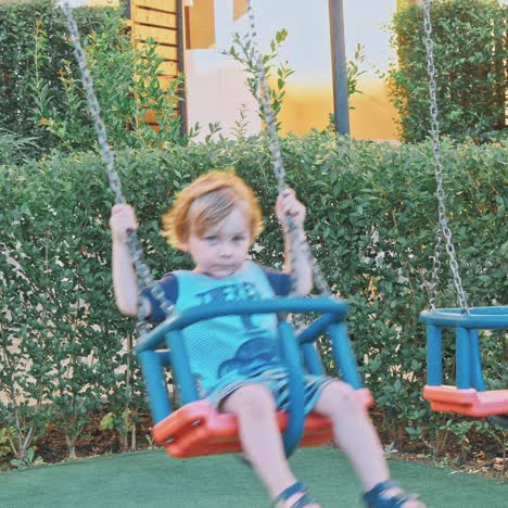 niño que se divierte jugando en el patio de recreo de los niños