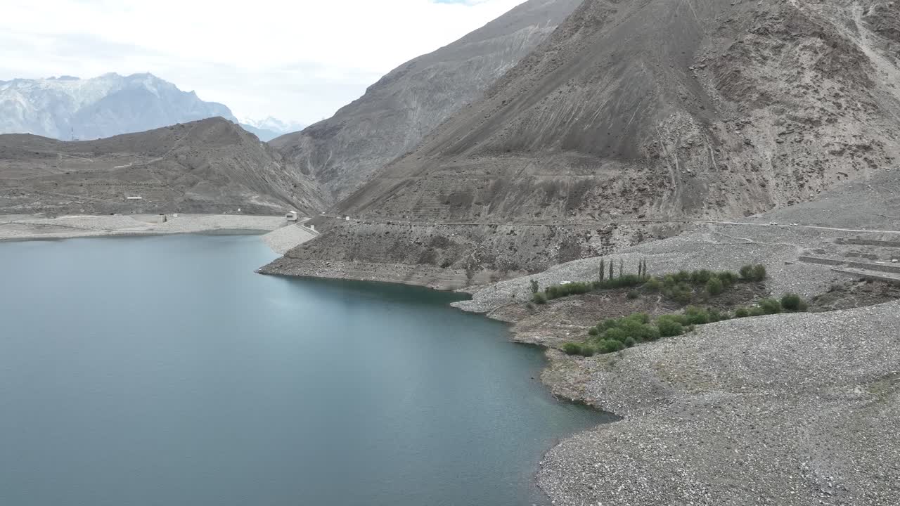 la serena vista del lago sadpara en skardu, pakistán