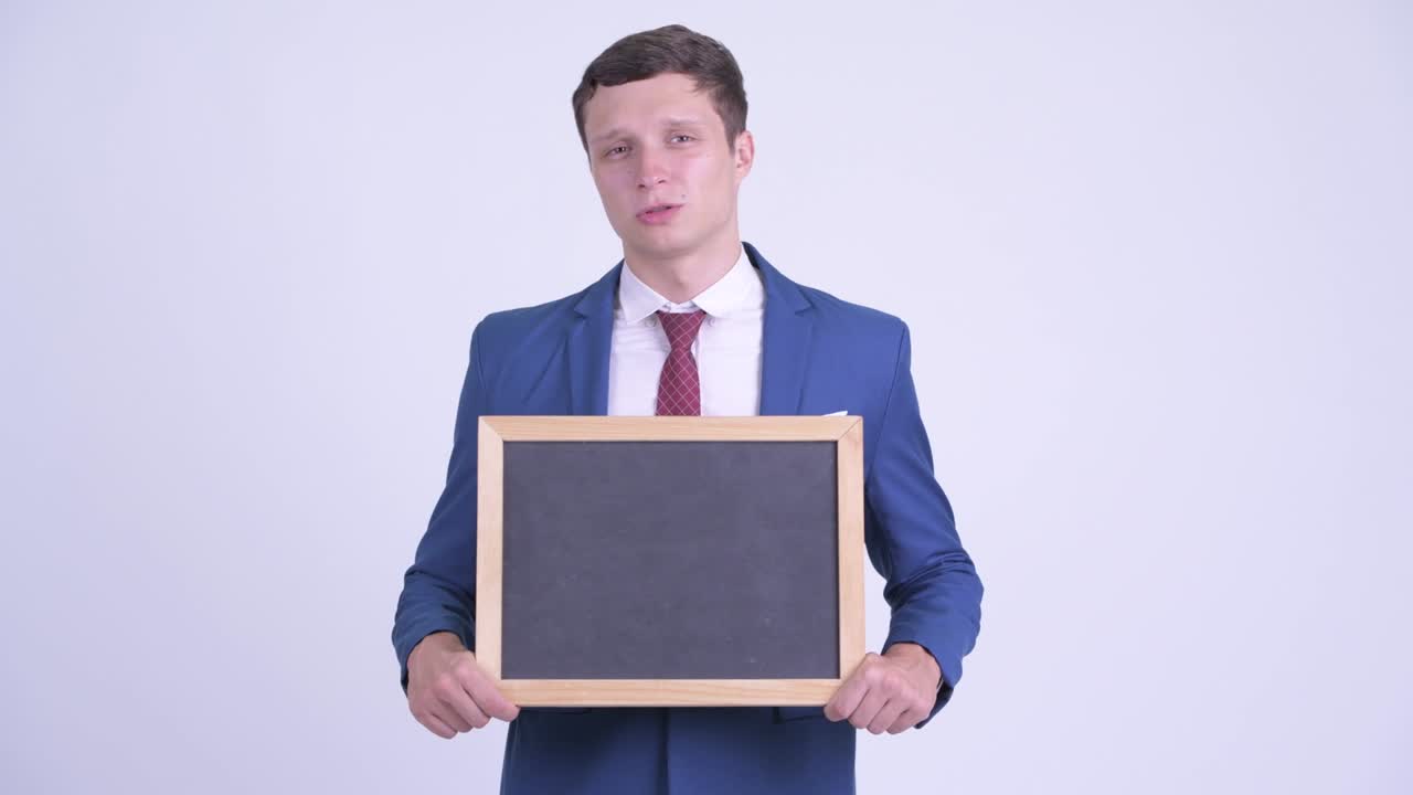 검은판을 들고 있는 젊은 잘생긴 사업가