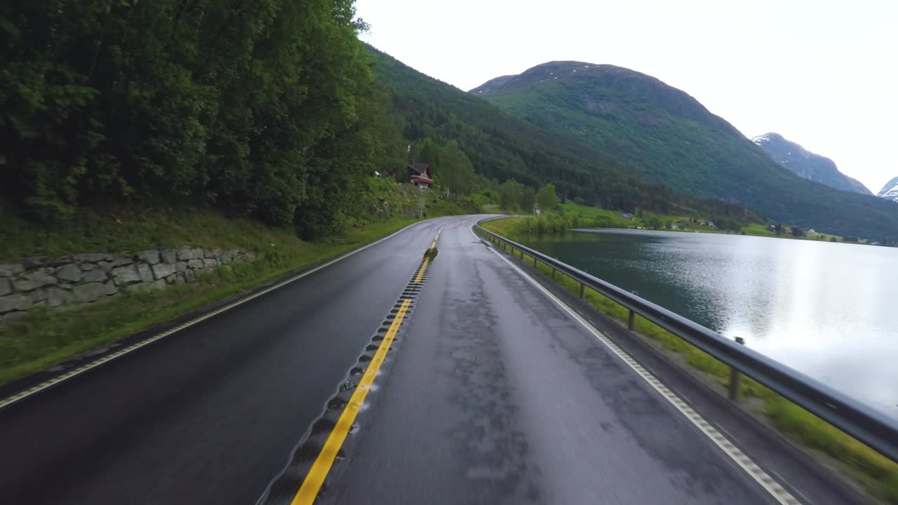 노르웨이 도로에서 차를 운전하다