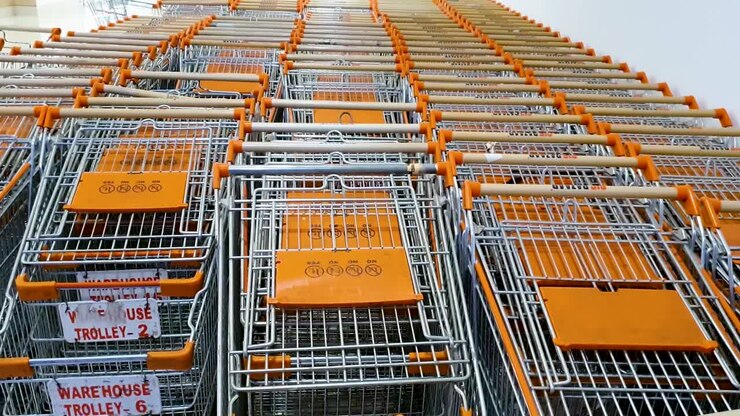 Carrelli della spesa inutilizzati e vuoti al centro commerciale a causa del Covid