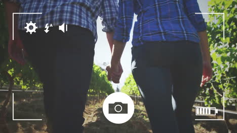 tomando fotos de una pareja con una cámara digital