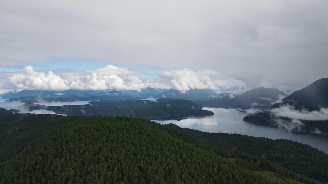 Den betagende Sunshine Coast nær Powell River på kysten af British Columbia, Canada.
