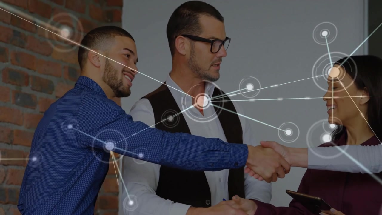 Animazione di una rete di connessioni sopra diversi professionisti in ufficio