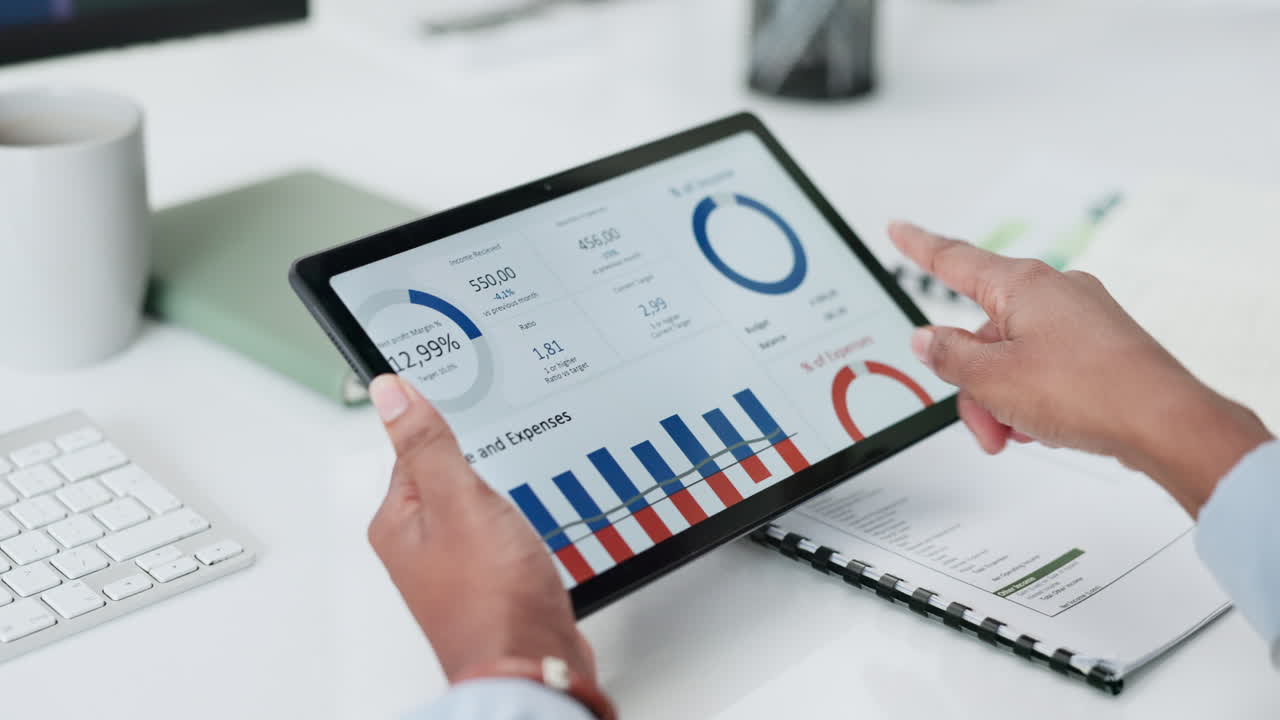 reunión, revisión y manos con una tableta de estadísticas