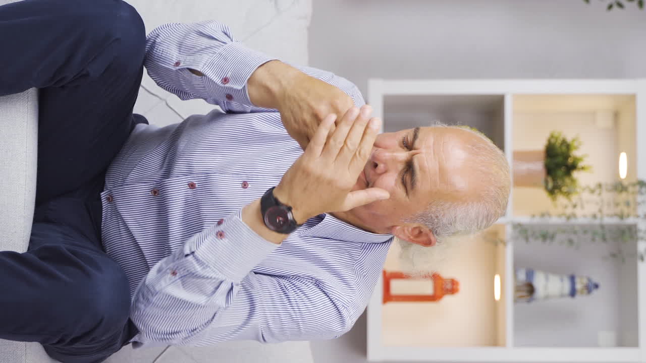 video vertical de un anciano preocupado y nervioso cansado de la soledad.