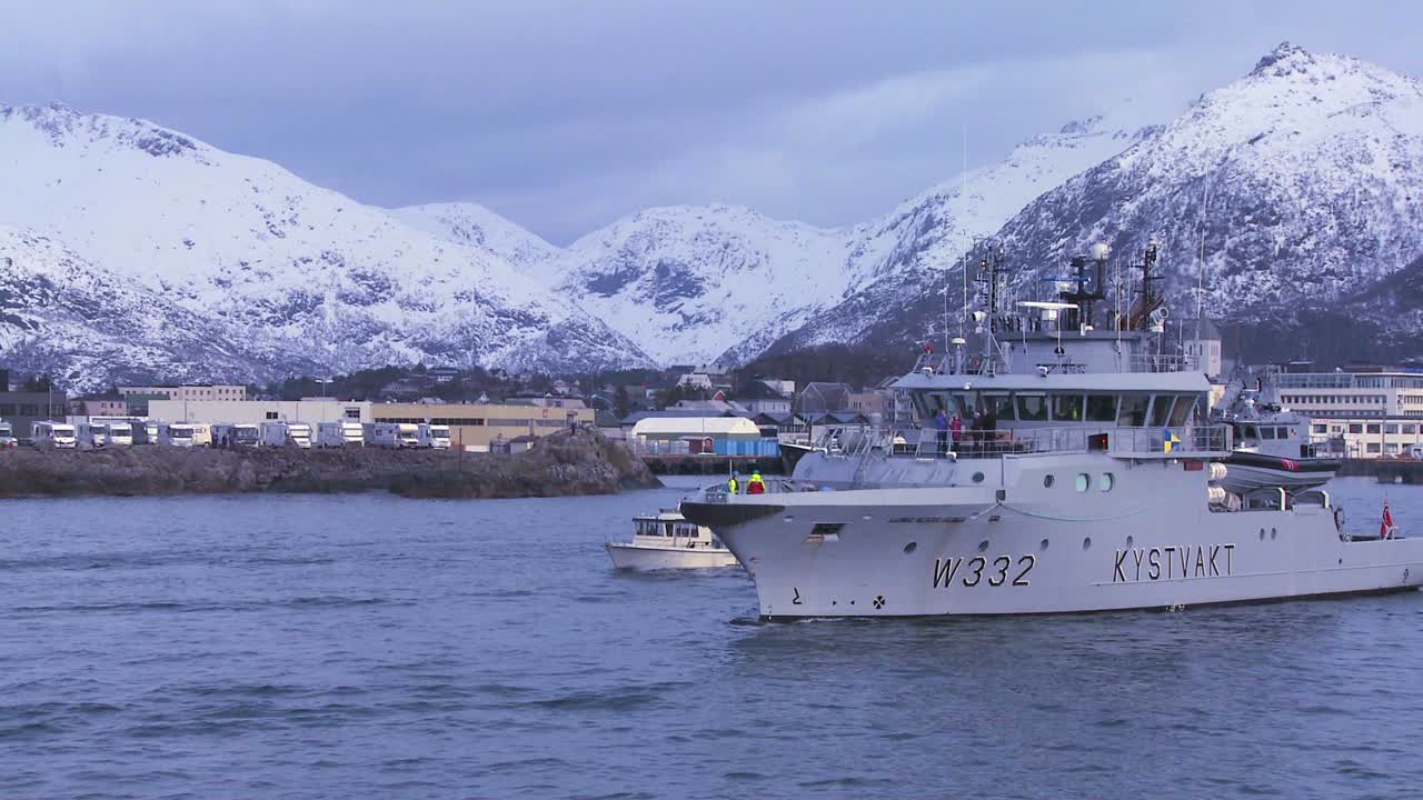 un barco de la armada noruega se dirige al mar