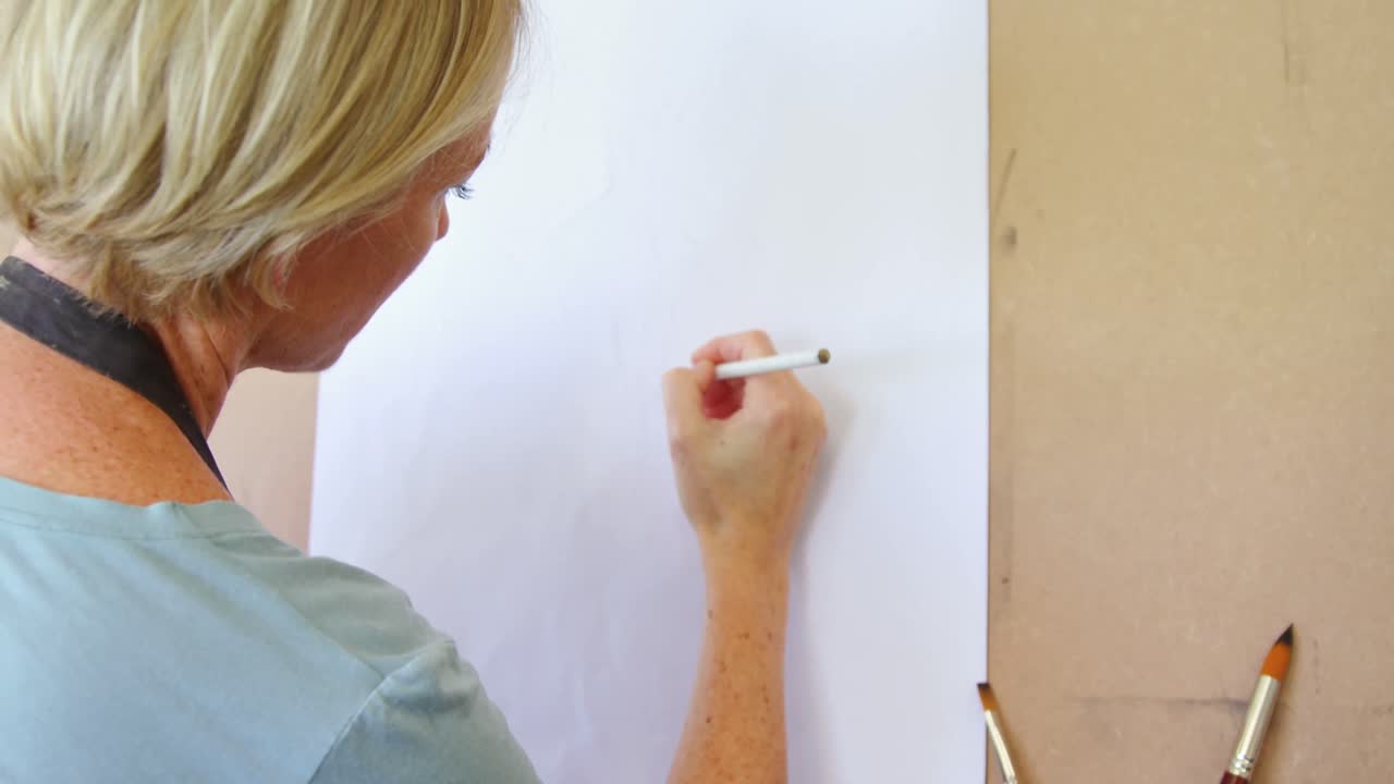 캔버스 4k 에 스케치 를 그리는 여자