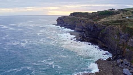 Drone-Captura-Imágenes-Cinematográficas-De-La-Isla-Isla-Y-El-Mar-Cantábrico-Azul-Al-Atardecer