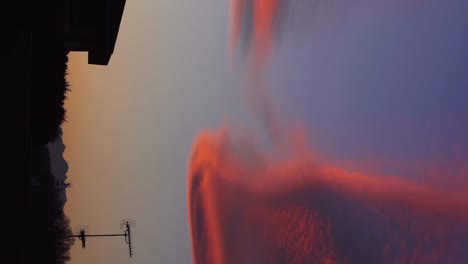 panorámica de un cielo inusual con nubes de color naranja rosa intenso