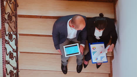 Draufsicht-Auf-Kollegen,-Die-Mit-Einem-Tablet-Auf-Der-Treppe-Arbeiten