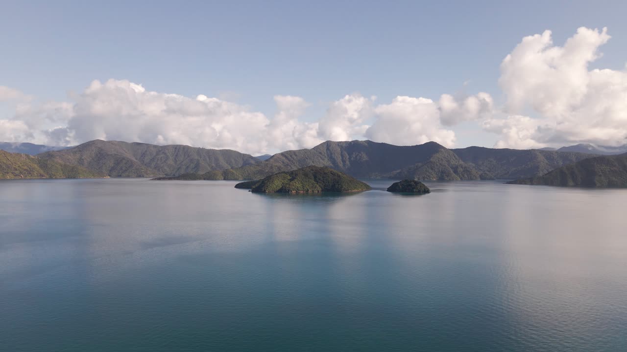 enfoque aéreo de gran angular de la isla allports en la bahía de picton en una mañana soleada