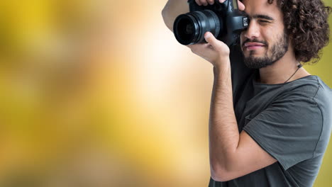 animación de un hombre caucásico tomando una foto con una cámara sobre un fondo naranja