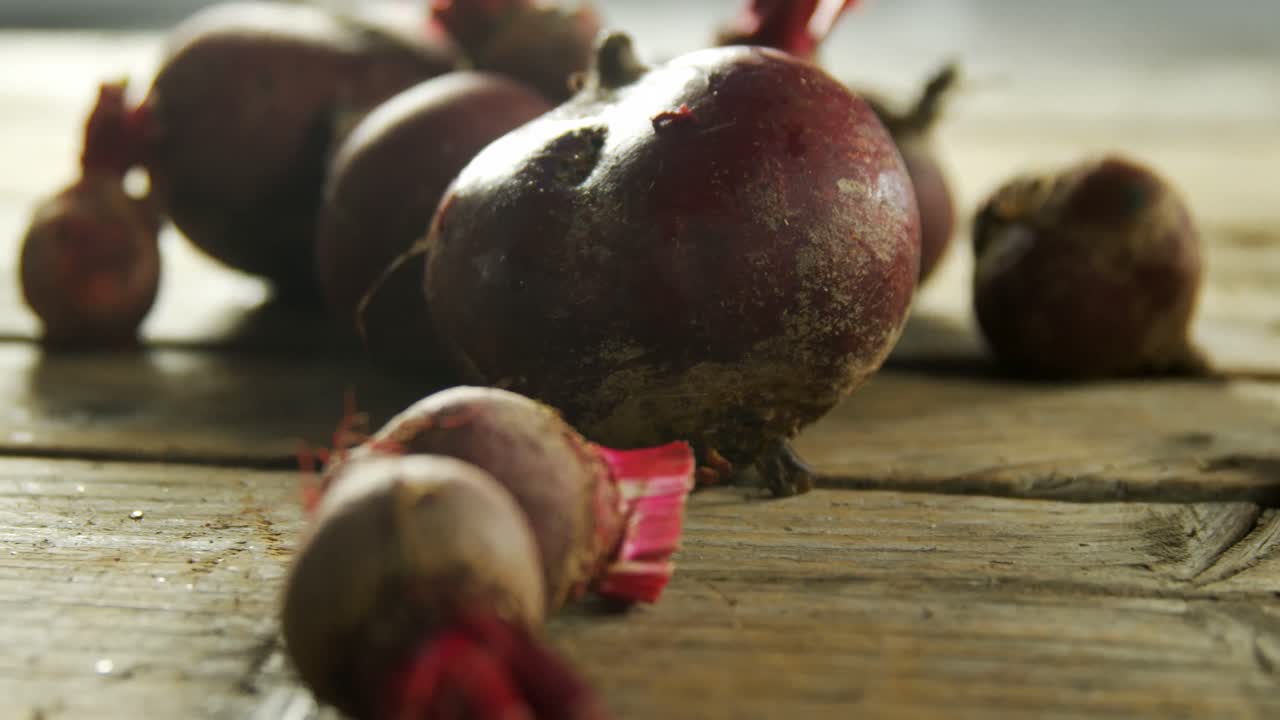 primer plano de kohlrabi en una mesa de madera 4k