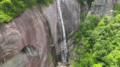 Una-Excelente-Toma-Aérea-De-La-Nuez-De-Nogal-Cae-En-Chimney-Rock,-Carolina-Del-Norte