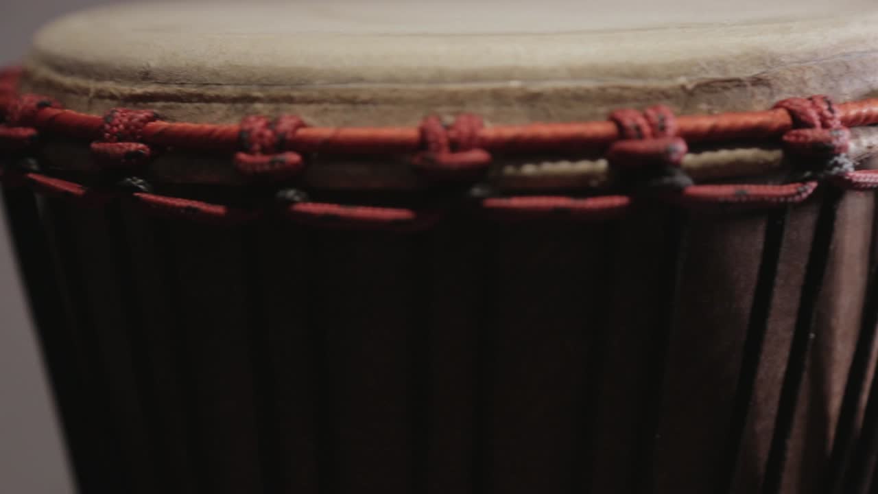 bucles de cuerda superior de un tambor djembe - toma de primer plano