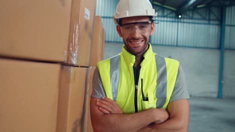 Trabajador-Profesional-De-La-Industria-Cierra-El-Retrato-En-La-Fábrica-O-Almacén