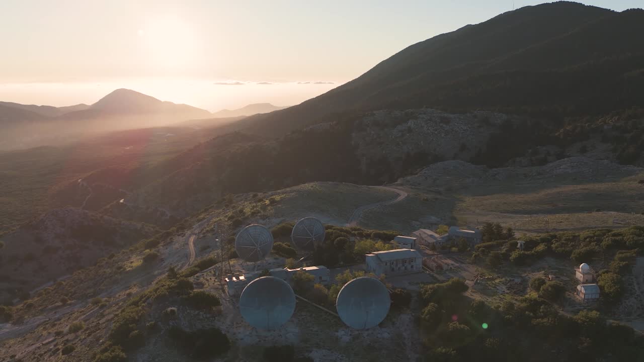 antena parabólica en terreno montañoso al atardecer