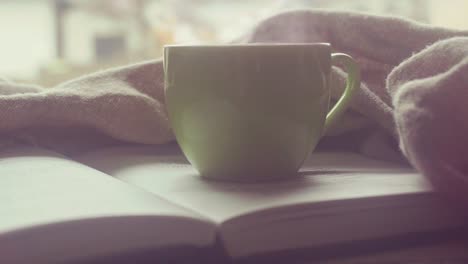 Konzept-Der-Entspannung-An-Einem-Sonntagmorgen-Am-Wochenende,-Im-Hintergrund-Eine-Tasse-Kaffee-Und-Ein-Gutes-Buch-Zum-Entspannen