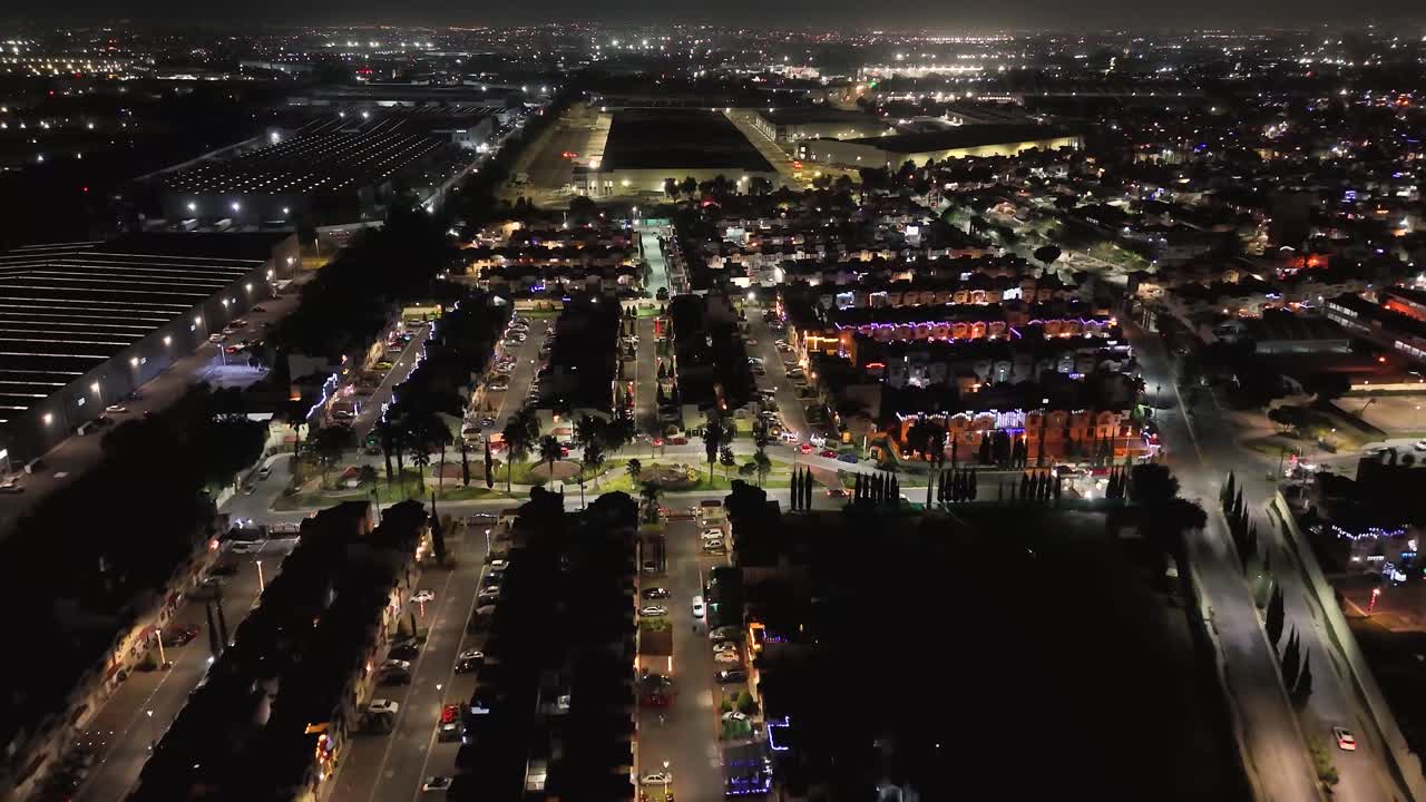 멕시코시티 대도시 지역의 크리스마스 시즌 동안 크리스마스 조명과 함께 집의 공중 촬영