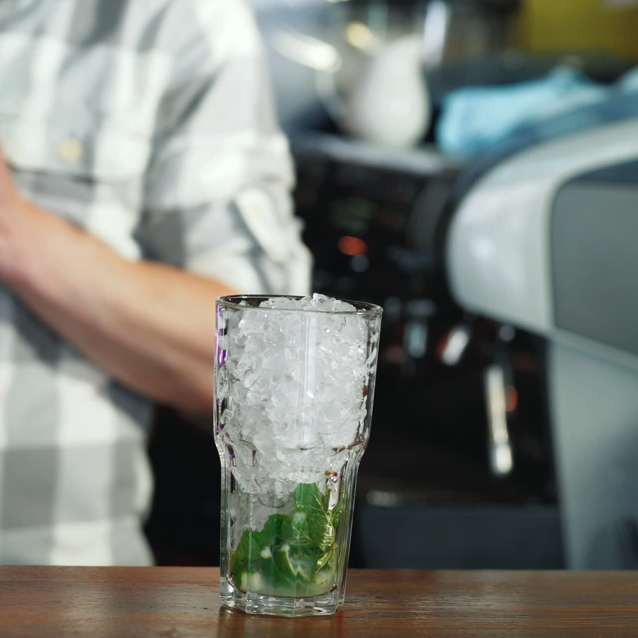 Processo di preparazione di un cocktail. Cocktail Mojito con limone e menta sul bancone. Primo piano. Video quadrato.