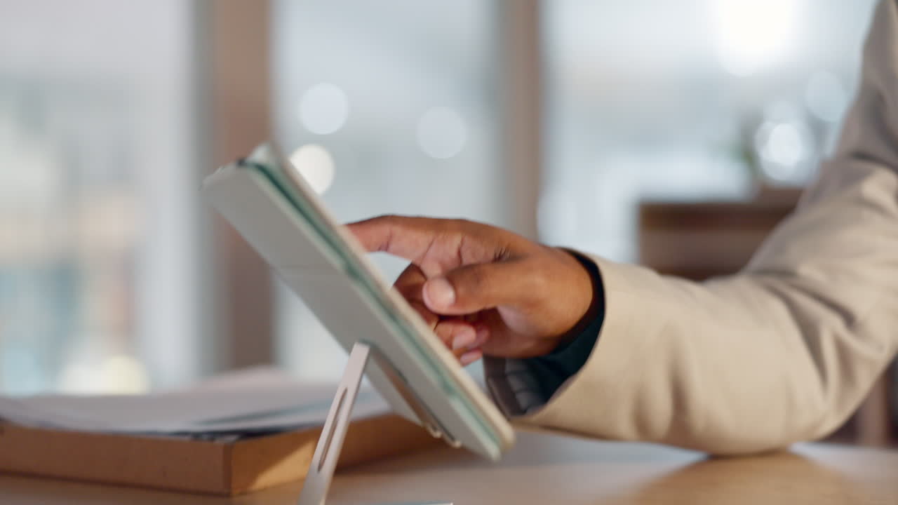 computadora, tablet y hombre de negocios en la oficina en línea