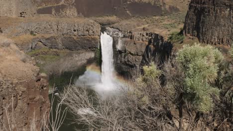 estableciendo la vista de las cataratas de palouse, la cascada del cañón con la niebla del arco iris
