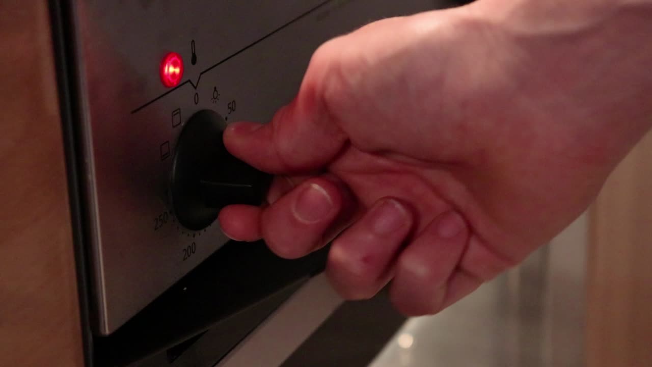 encender el horno girando el botón hacia la derecha con la luz del horno al fondo