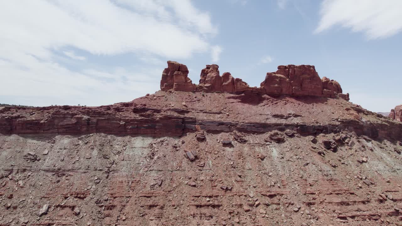 Scogliere di roccia rossa vicino ai Parchi Nazionali di Moab nel deserto dello Utah, vista aerea.