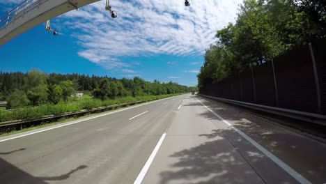 Timelapse-Coche-Conduciendo-Por-La-Autopista