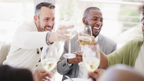 eine vielfältige gruppe von menschen, die eine festliche mahlzeit genießen