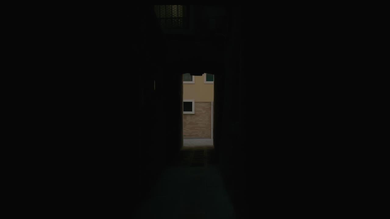 베네치아의 고 어두운 골목길, 끝에서 밝게 조명된 현대적인 주거 건물의 전망