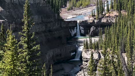 crescent cascadas de dos gotas en verano