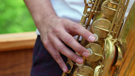 persona que toca el saxofón