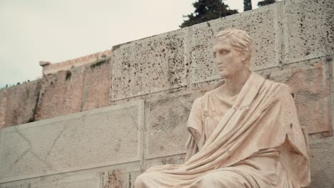 Revealing-clip-of-a-marble-statue-in-an-ancient-temple-in-Athens,-Greece