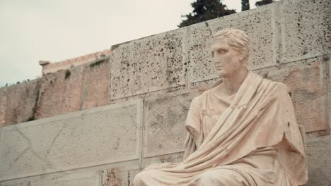 clip revelador de una estatua de mármol en un templo antiguo en atenas, grecia