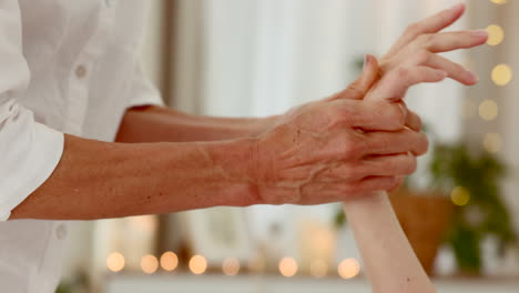 relajarse, spa y masaje con las manos de las mujeres