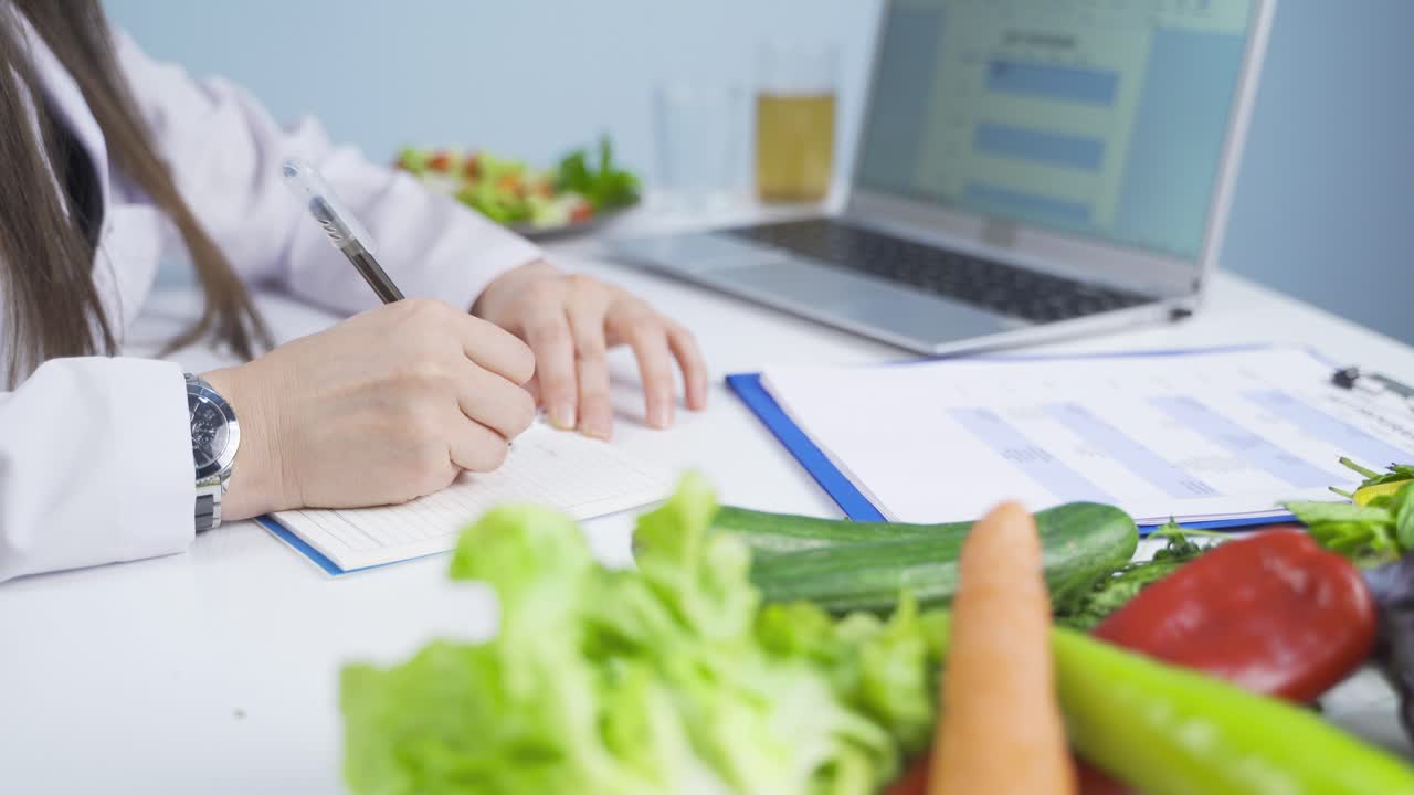 dietista trabajando en un plan de dieta.