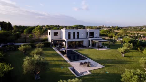 Toma-Aérea-De-Una-Villa-Moderna-Con-Piscina-Privada-En-El-Campo-De-Uzes