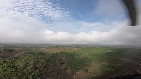 helicóptero volando a través de las nubes