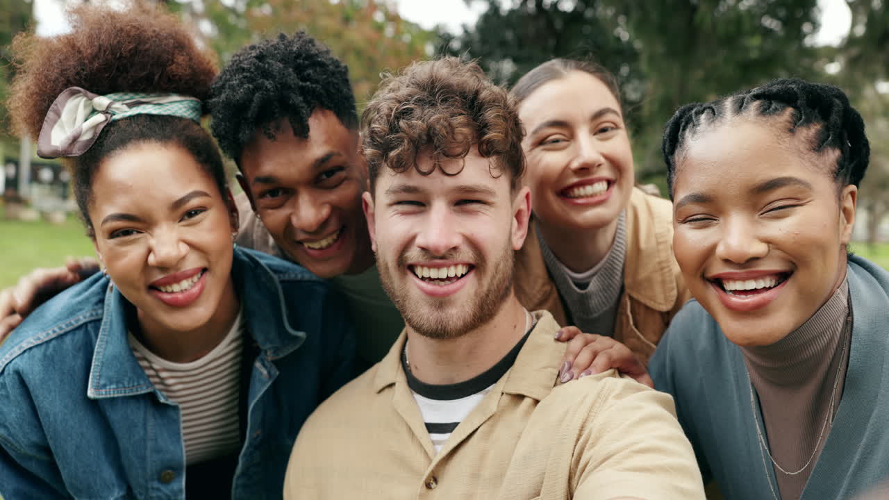 Un gruppo di amici che si fanno un selfie in un parco