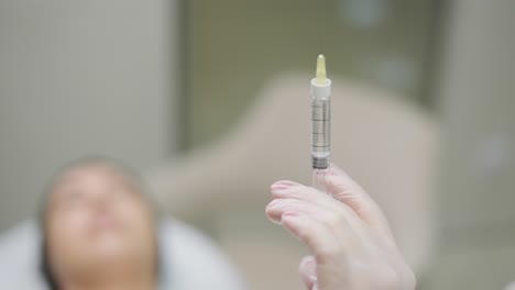mujer haciendo terapia botulínica en una clínica de cosmetología moderna de cerca. cosmetóloga profesional haciendo inyección con toxina botulína para rejuvenecer la piel de la cara. paciente mujer atractiva suavizando arrugas.
