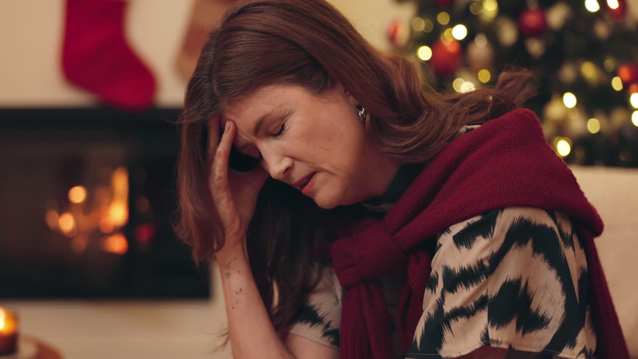 женщина испытывает печаль во время рождества