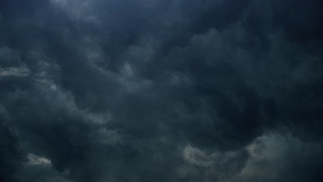 4k-Sturmwolken-Dramatisch-Mit-Schwarzen-Wolken-Und-Stimmungsvollem-Himmel