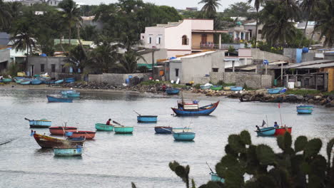 Pequeños-Barcos-De-Pesca-Flotando-En-El-Puerto-De-La-Aldea-De-Playa-Vietnamita-Rural