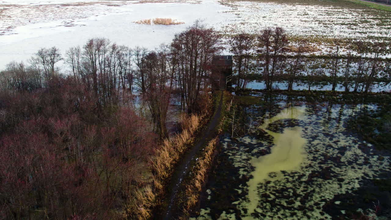 sendero de senderismo a una torre de observación de aves en invierno, aéreo