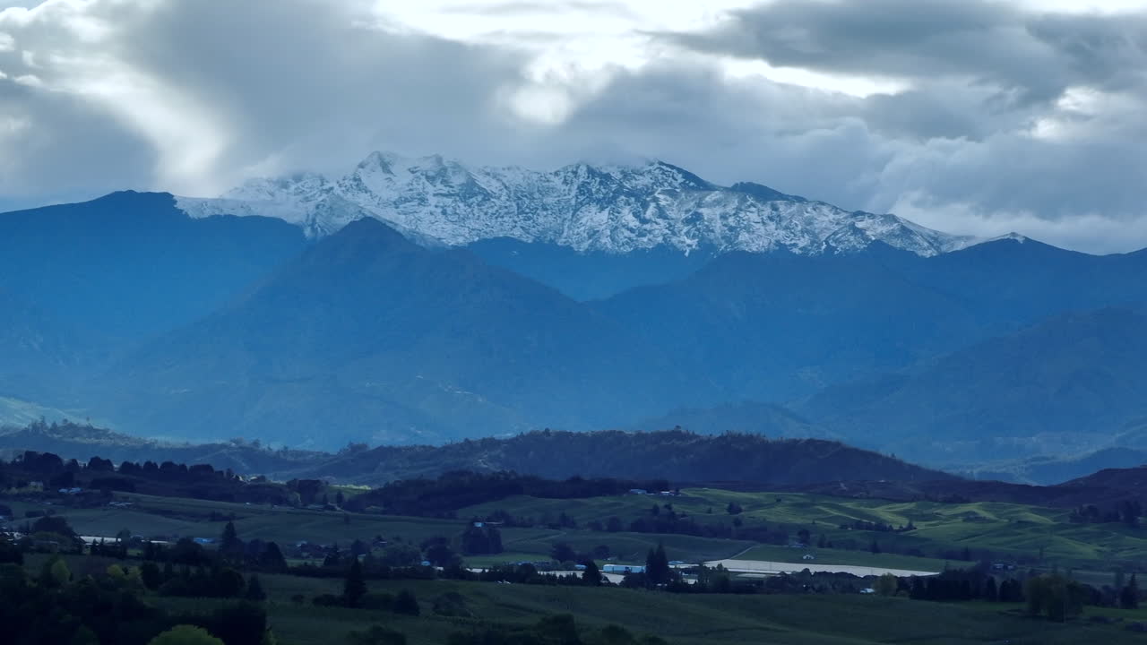 뉴질랜드의 모투에카 계곡 위에 눈 인 오 산의 드론 촬영